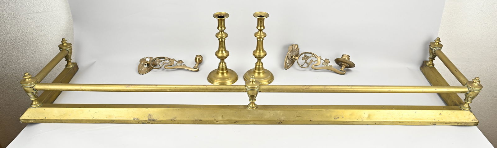 Fireplace set + surround 2x candlestick: Brass fireplace surround with two Art Nouveau piano candlesticks. Circa 1900. Dimensions fireplace surround: 136 x 35 x 17 cm. Dimensions candlesticks: H 25 cm. In good condition.