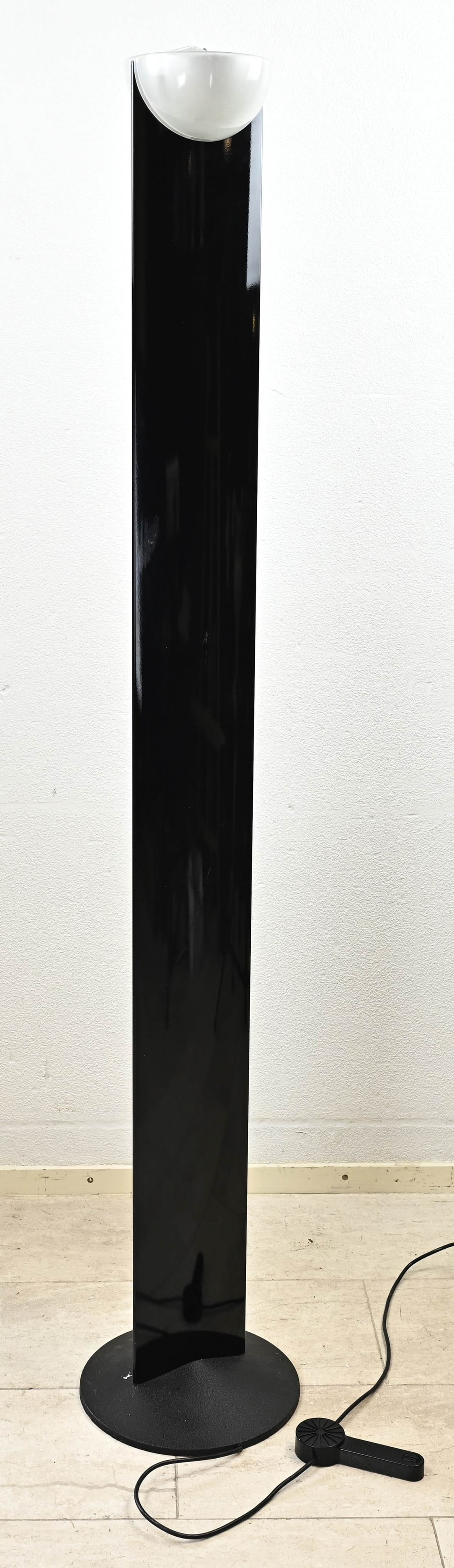 Standing design lamp, H 190 cm.: Standing design lamp. Italy. Luci Adonis. Design GF Frattini. Dimensions; H 190 cm. Ø 35 cm. (base). In good condition.