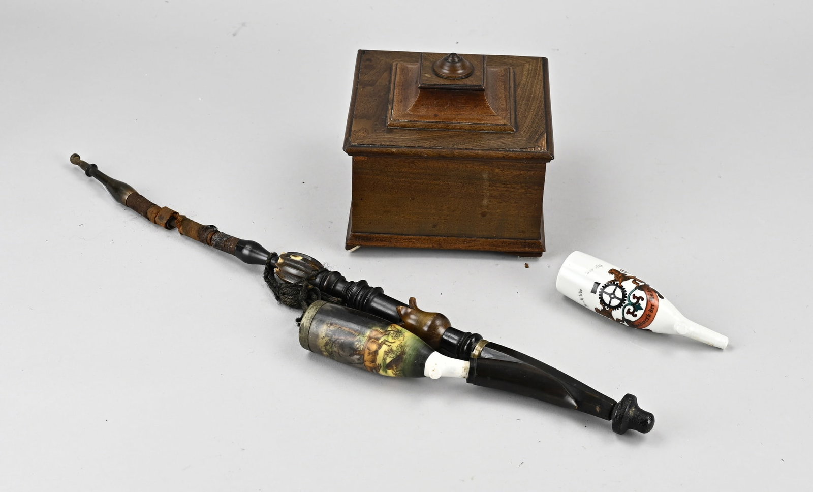 Tobacco jar with pipe: Antique porcelain tobacco pipe, mahogany tobacco box + porcelain pipe bowl Handwerk Müllern. Germany. Size: 15 - 50 cm. In reasonable/good condition.