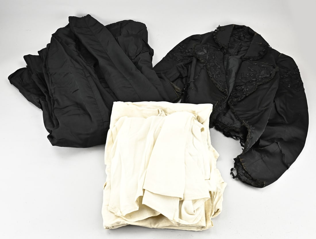 Antique clothing: Antique clothing. 2x Men's linen nightgown with embroidery, circa 1800. 1x Art Nouveau women's mourning dress (2-piece), circa 1900. Size: 100 - 180 cm. In reasonable/good condition.