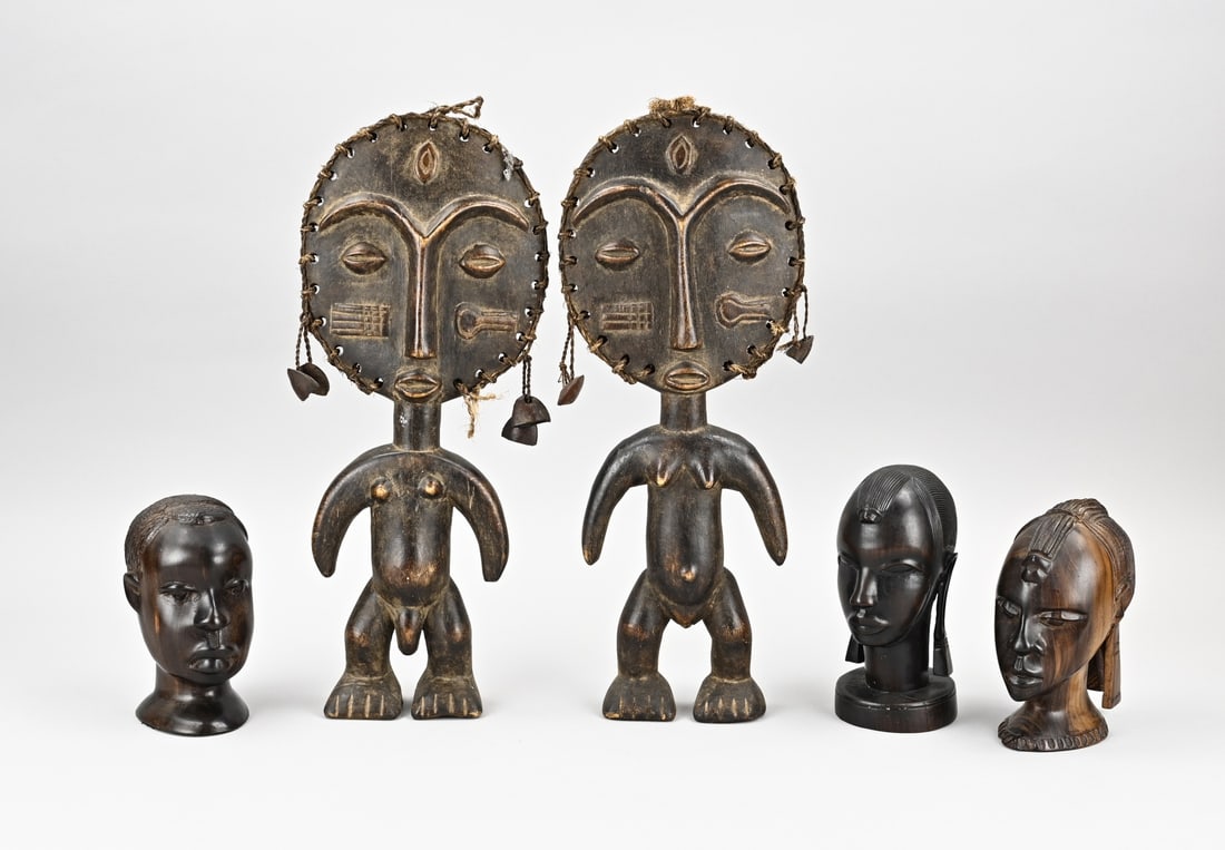 5x African statue (wood), H 14 - 39 cm.: Five African wooden figures, diverse. 20th century. Dimensions: H 14 - 39 cm. In good condition.
