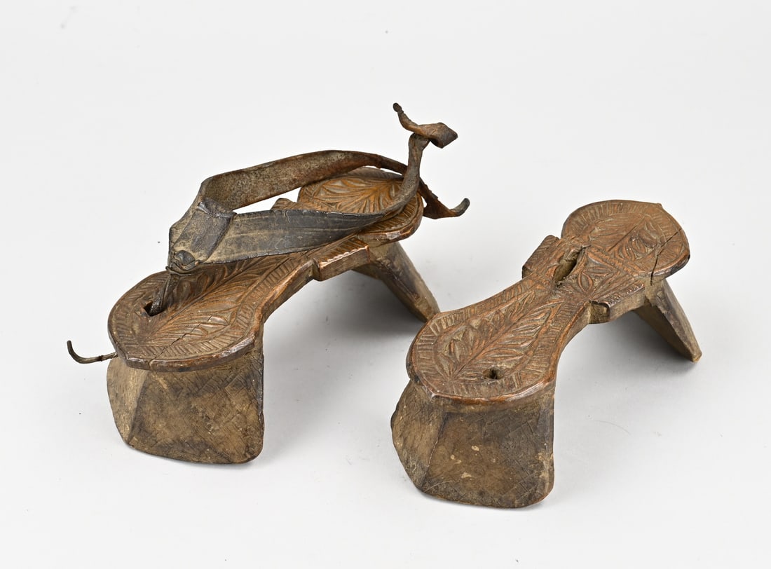 Two Chinese shoes (wood): Two antique Chinese hardwood geisha shoes with floral decoration. 19th century. Size: 22 cm. In good condition.