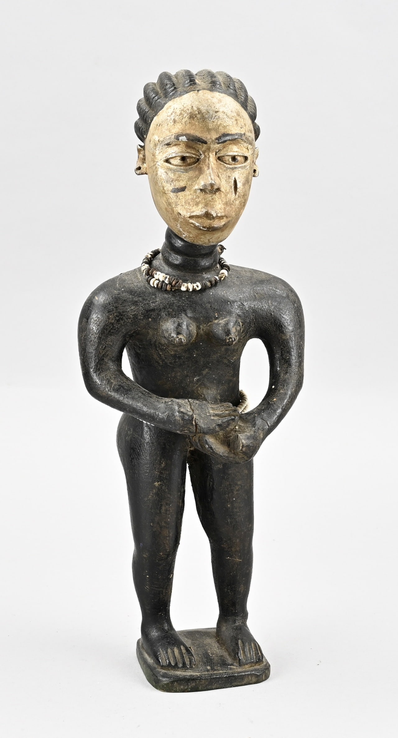 African statue, H 39 cm.: African woodcarved figure with original polychromy and bead necklace. First half 20th century. Dimensions: H 39 cm. In good condition.