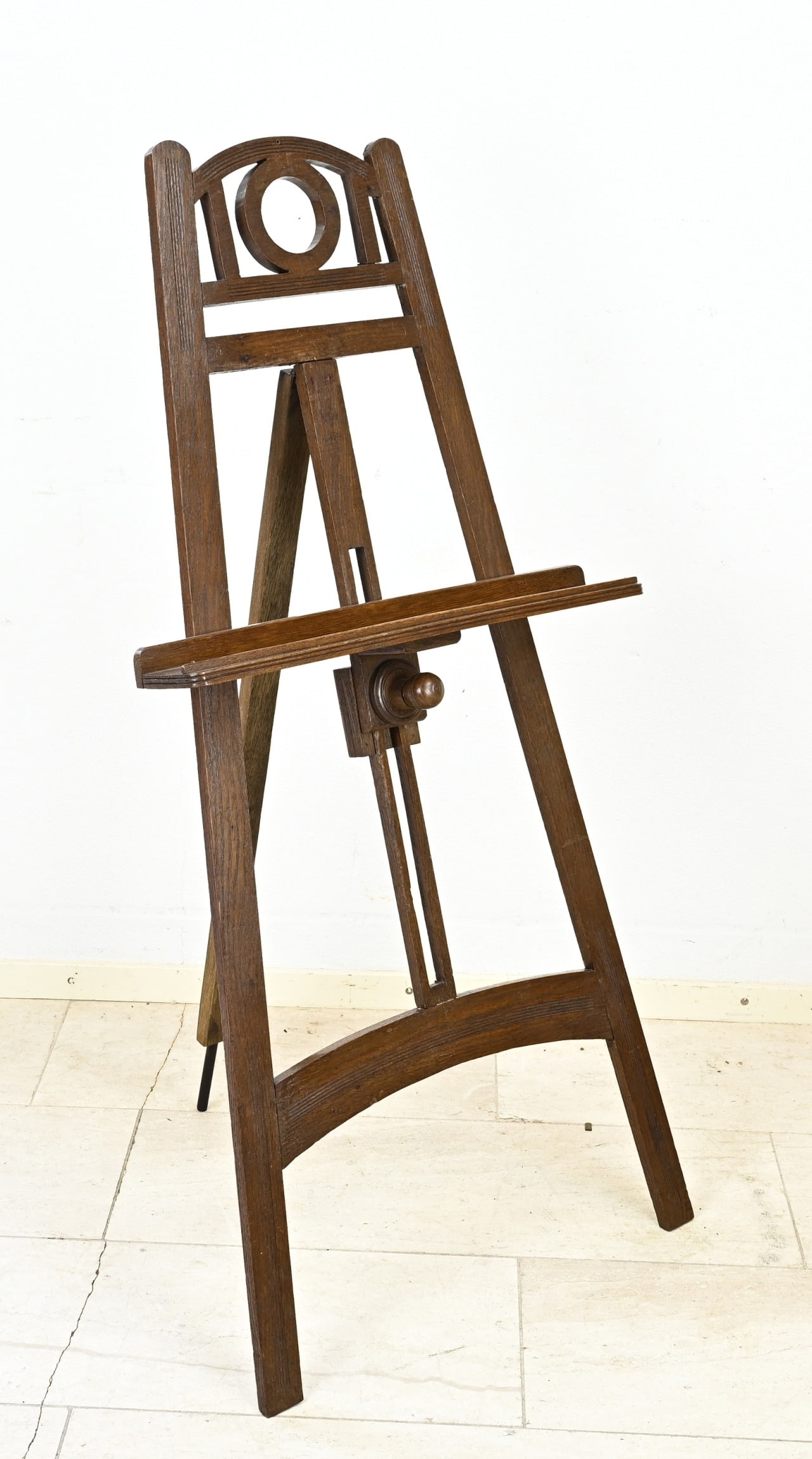 Painters' easel, H 125 cm.: Antique oak (adjustable) easel. Circa 1900. Art Nouveau. Dimensions: H 125 cm. In good condition.