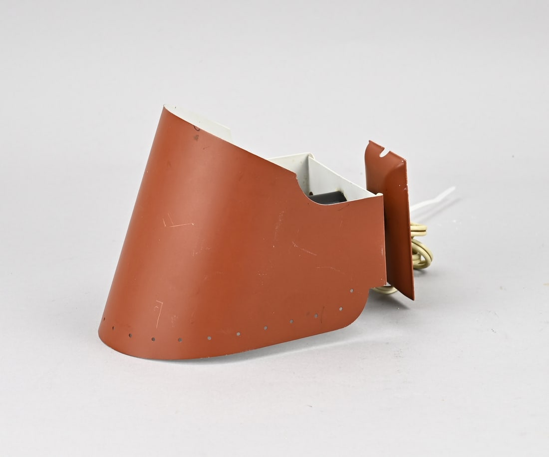 Rare Philips (Louis Kalff) wall lamp: Rare red metal Philips wall lamp from the 50s. Design Louis Kalff, 1897 - 1976. Dimensions: 17 x 13 x 11 cm. In good condition.