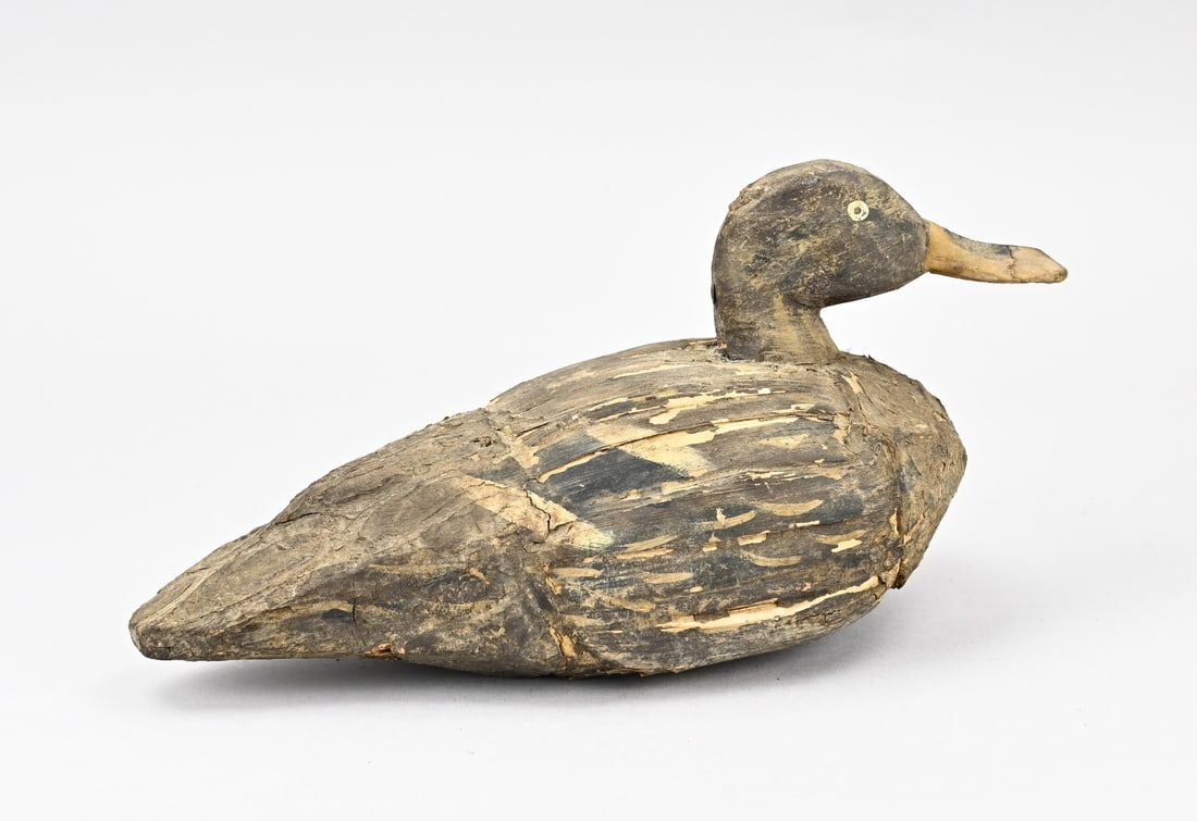 Antique decoy duck: Antique wooden decoy duck with residual polychromy. Size: 33 cm. In reasonable/good condition.