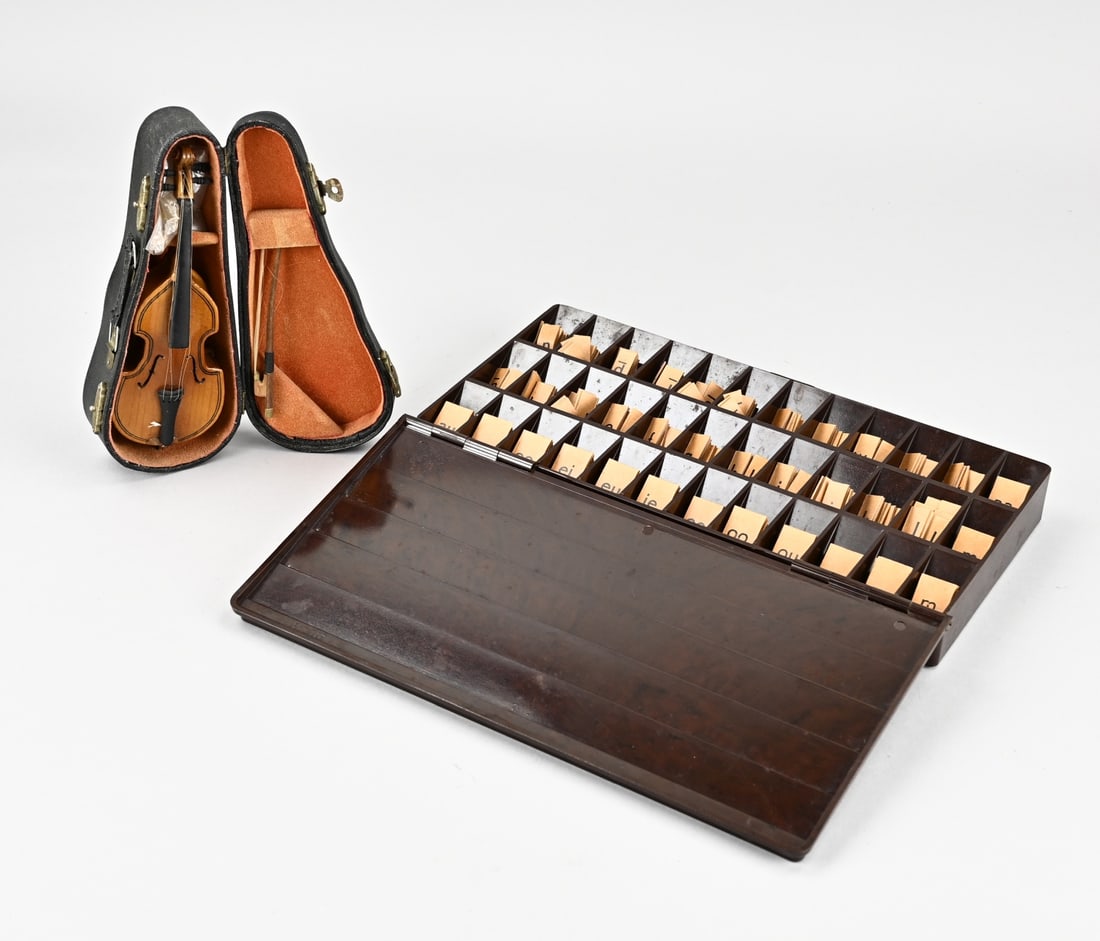 Bakelite box + mini violin: Large bakelite box with cardboard letters, circa 1930. Plus a mini violin, 20th century. Size: 17 - 26 cm. In good condition.