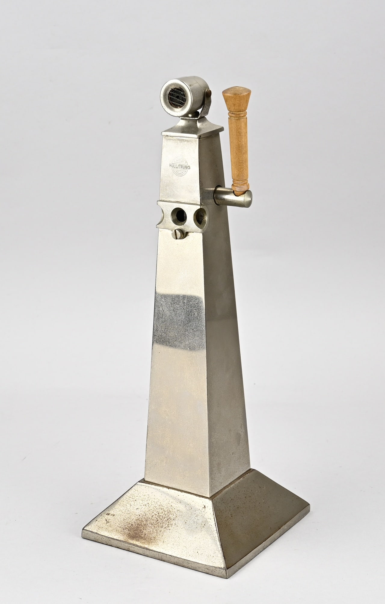 Cigar cutter + lighter: Art Deco nickel-plated brass (counter) cigar cutter. And a lighter by Hüllstrung. Circa 1920. Light oxidation. In good condition.