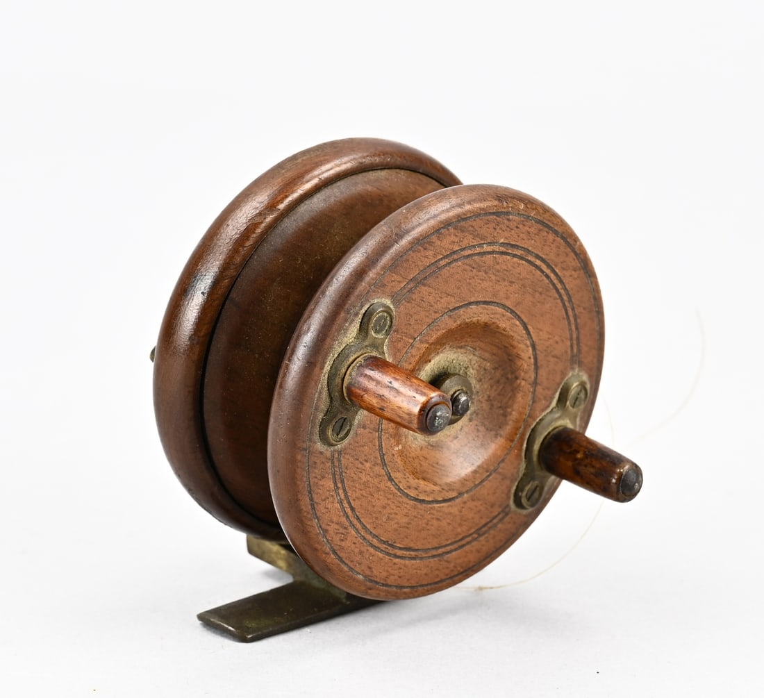 Wooden fishing reel for fly fishing: Antique English fishing reel with brass, for fly fishing. Circa 1900. Dimensions: Ø 8 cm. In good condition.