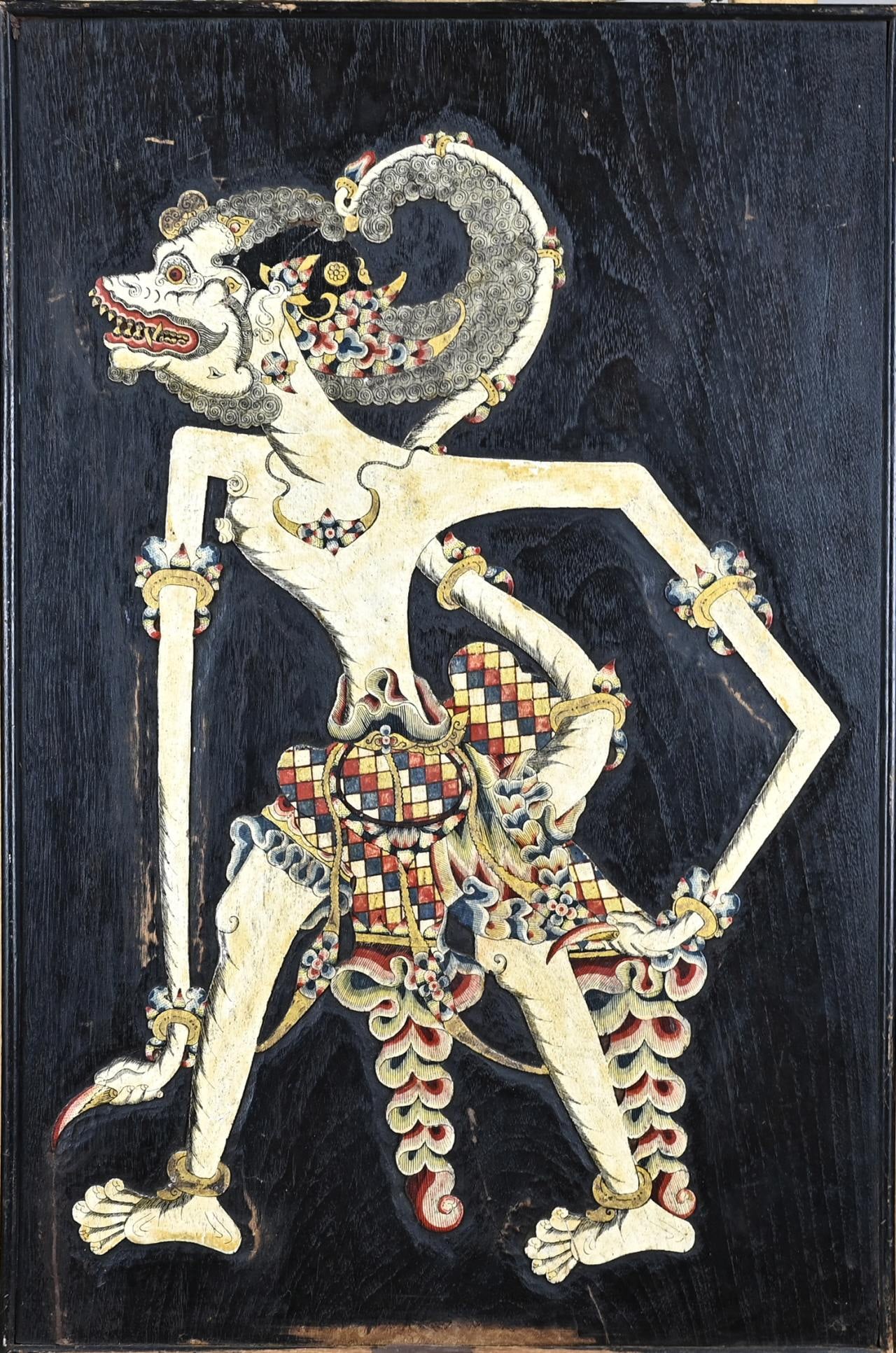 Indonesian carved panel: Antique woodcarved Indonesian panel with polychrome dancer. Oil on panel. Dimensions: 62 x W 46 cm. In good condition.