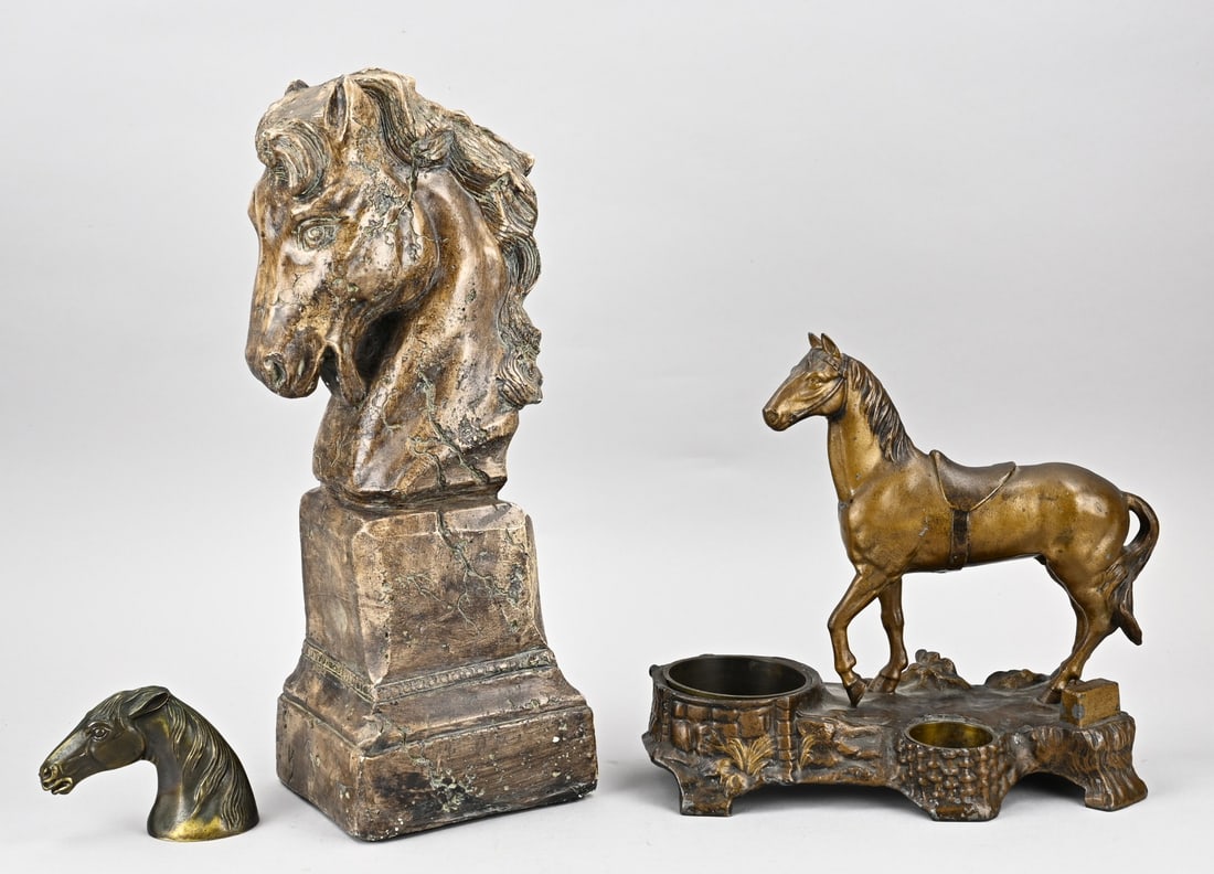 3x Miscellaneous, Bottle opener, chess piece + smoking set: Three parts diverse, consisting of: bottle opener Horsy Paris. Large polychrome chess piece (horse) of plaster, and an antique smoking set of composition metal. Dimensions: 9 -44 cm. In good
