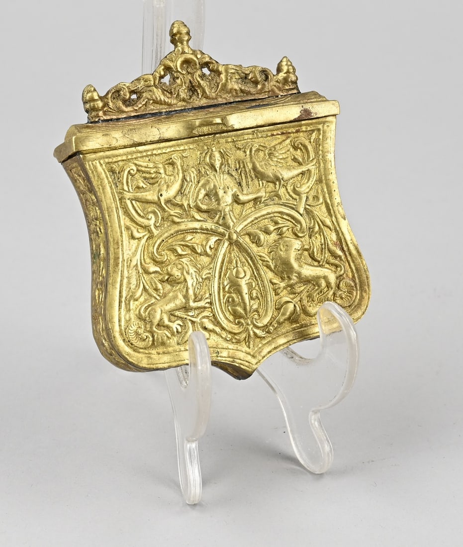 Gold plated brass holder (for belt): Gilded brass belt holder. 18th - 19th century. In Renaissance style. Dimensions: 11.5 x 9 x 2.3 cm. In good condition.