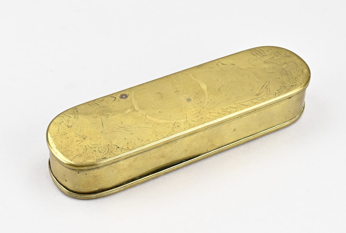 Brass tobacco box: Antique Dutch tobacco box of brass, with militaria representation. Fortress + cannons. 18th - 19th century. Dimensions: 18.7 cm. In reasonable condition.