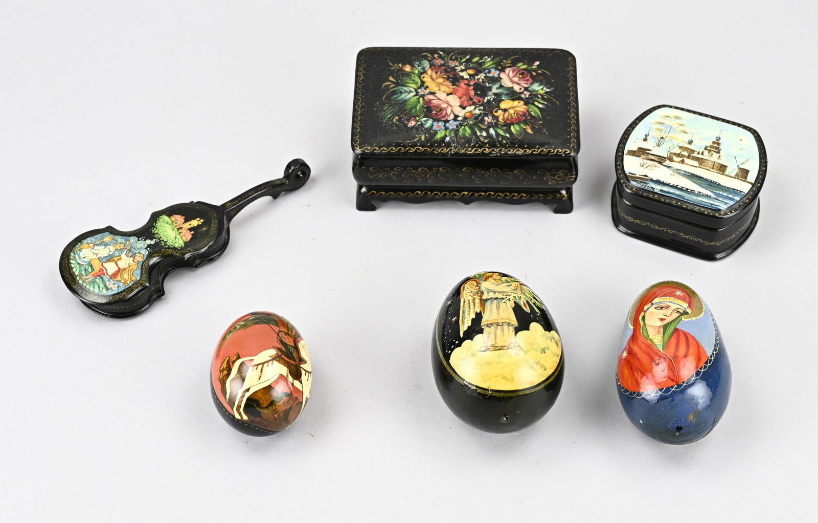 Lot of Russian lacquerware (6x): Six parts various Russian lacquer. 20th century. Size: 7 - 13 cm. In good condition.