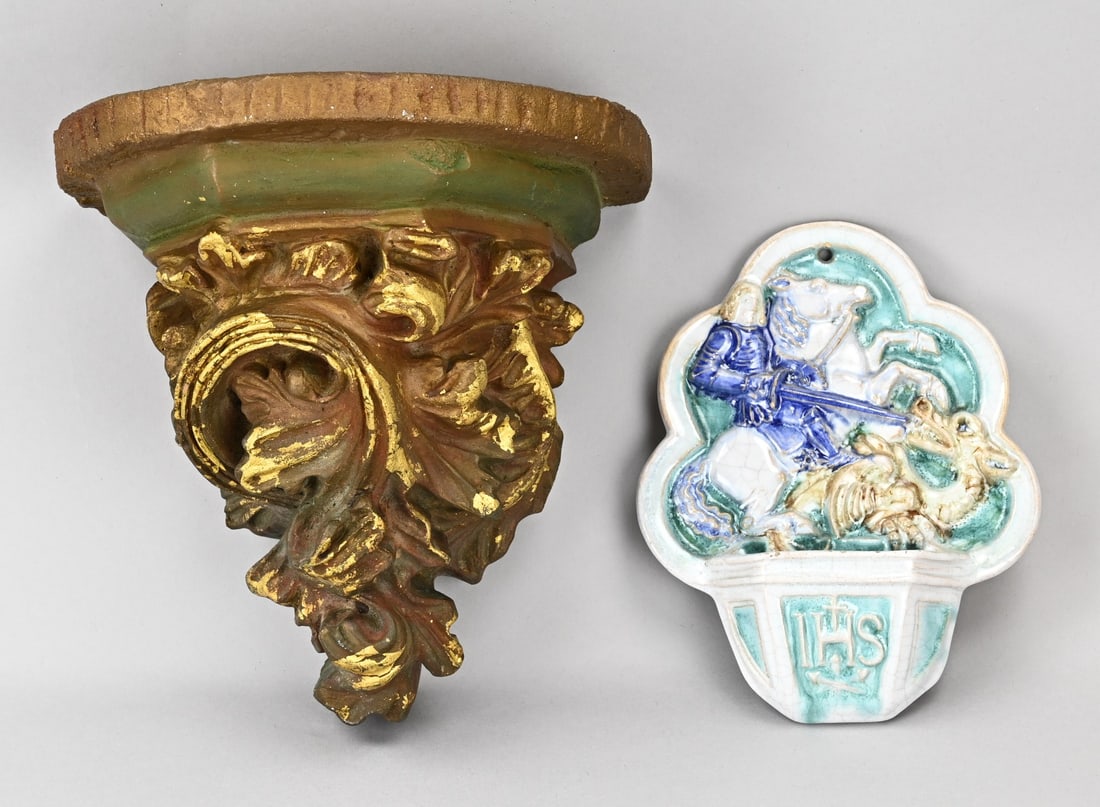 Console + holy water basin: Antique porcelain IHS holy water holder + terracotta wall console. Size: 19 - 22 cm. In good condition.