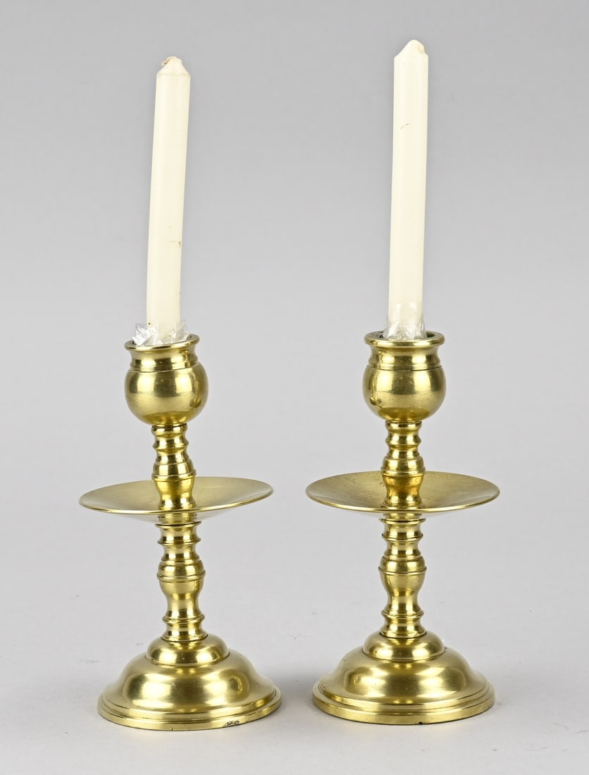 2x Disc candlestick, 1900: Two small brass disc candlesticks. Circa 1900. Dimensions: H 13 cm. In good condition.
