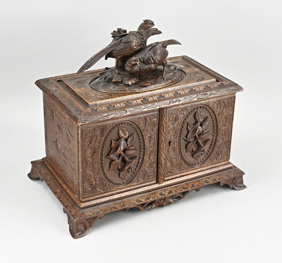 Black Forest cigar box: Antique German Black Forest humidor with golden pheasant decoration. Circa 1880. Dimensions: 35 x 37 x 23 cm. In good condition.