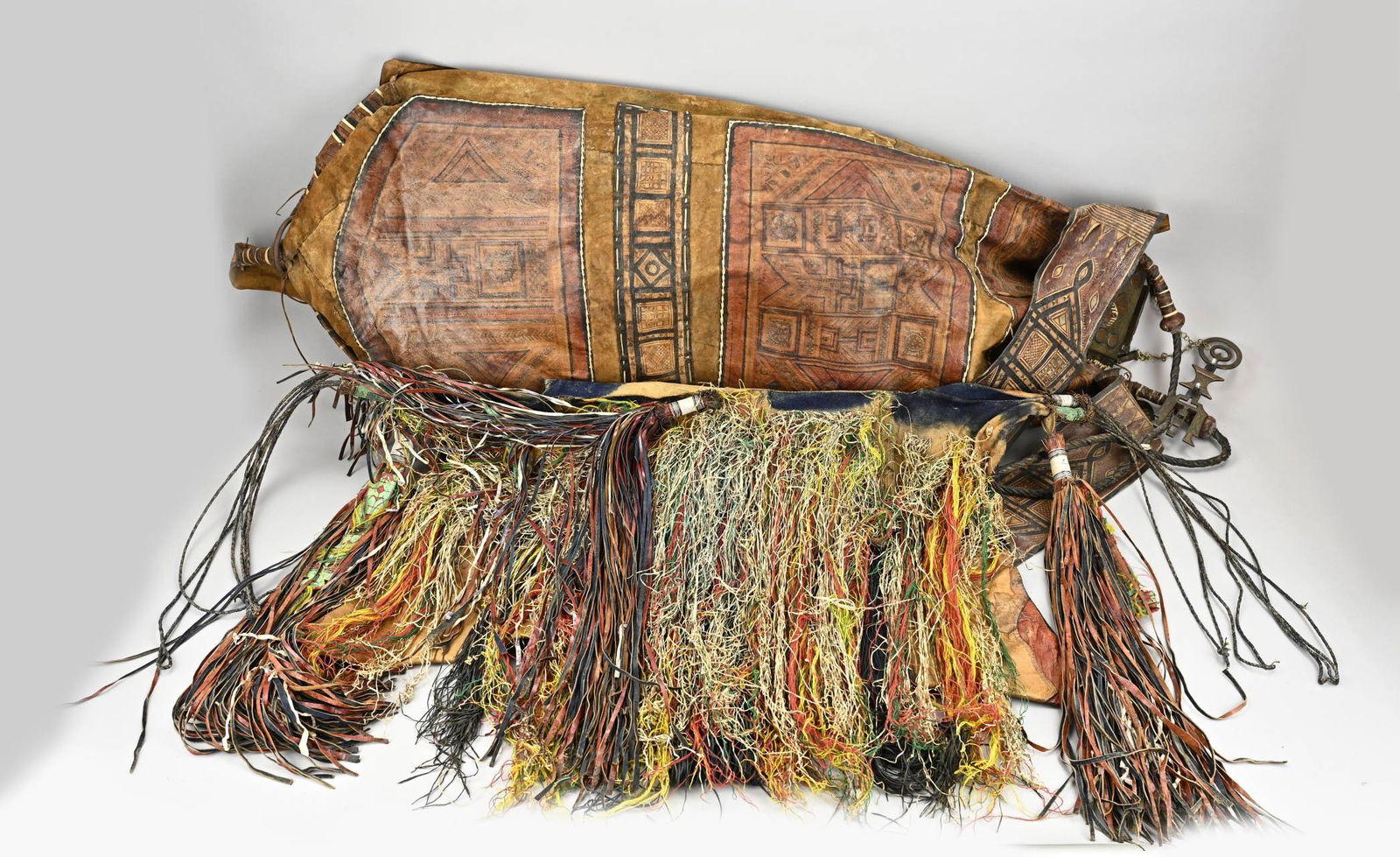 2x Leather touareg bag with lock: Two old leather Touareg bags. Including a large saddlebag with large worked copper lock. 20th century. Size: 85 - 120 cm. In good condition.