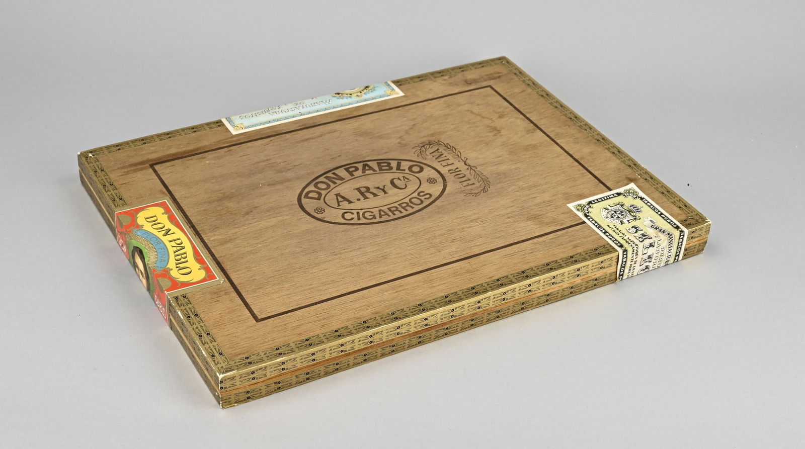 Box of cigars: Box of Cuban cigars Dow Pablo Cigarros A. Rij CA. 20th Century. Unopened. Dimensions: 27 x 38 x 2.5 cm. In good condition.