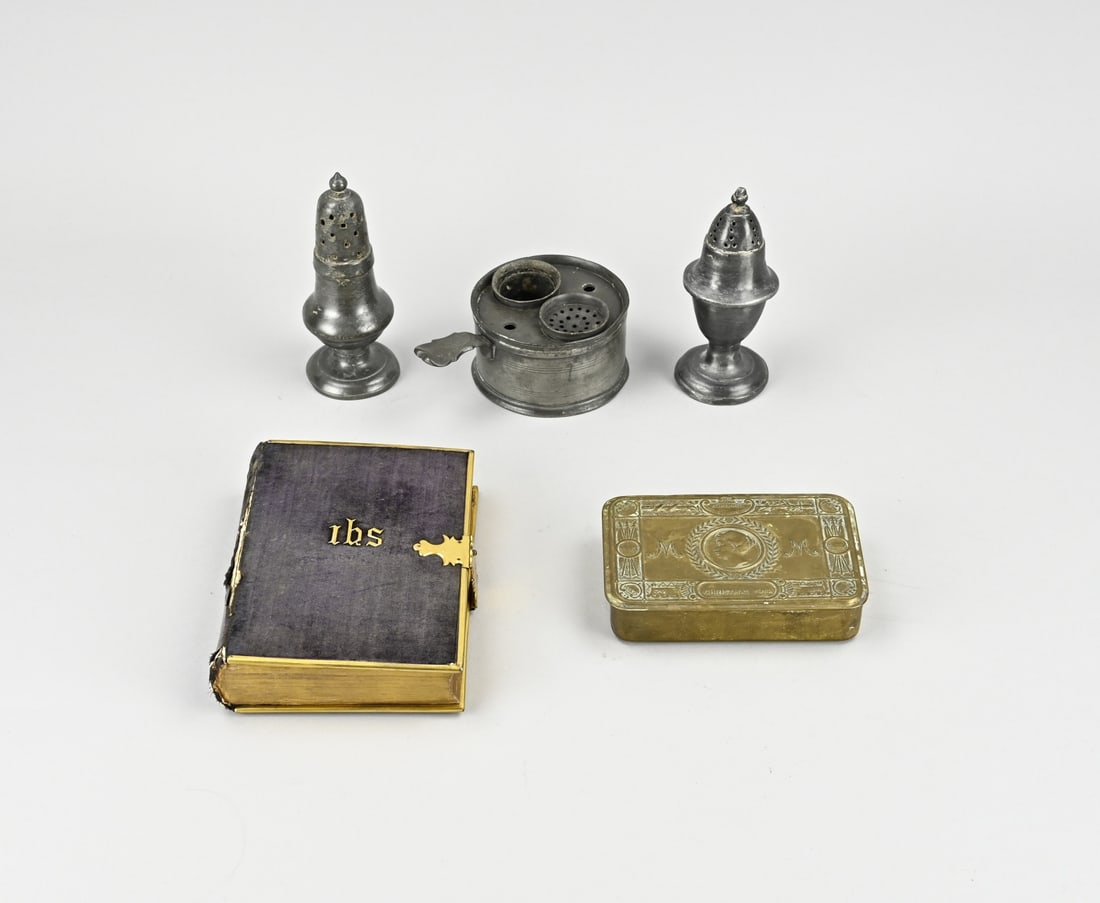5 Parts of various antiques: Five parts various antiques. Consisting of: three parts antique pewter, 18th - 19th century. Brass lidded box, Christmas 1914. Hymn book, 19th century, with two watercolours, sepia. Size: 13 - 17 cm.