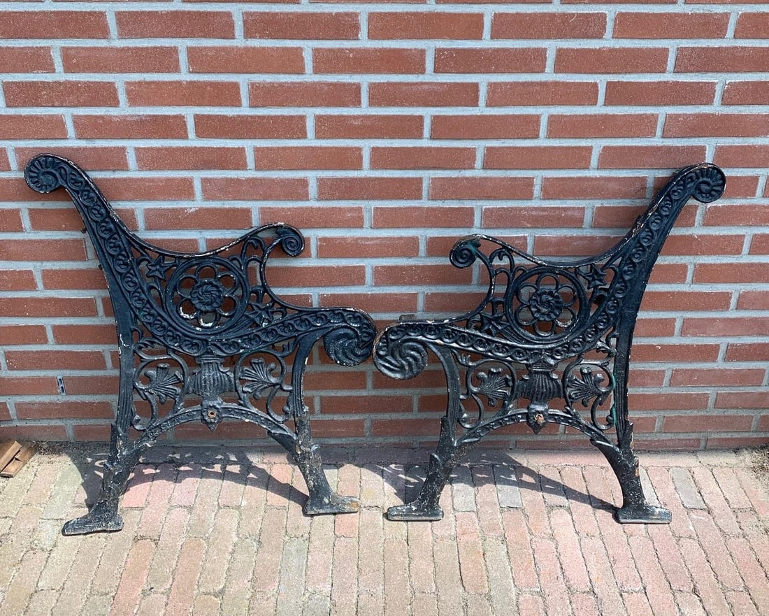 2 garden bench legs from a garden bench.: Two cast iron garden bench legs. Classic. 20th century. Dimensions: 78 x 64 x 5 cm. In good condition.