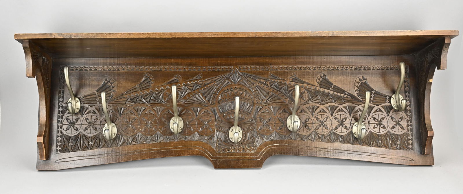 Coat rack with carving: Dutch wall wardrobe with carving and seven hooks. Circa 1900. Dimensions: 112 x 14 x 21 cm. In good condition.