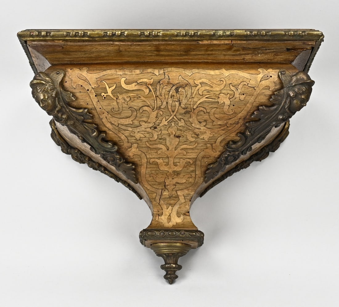 Clock console with intarsia and bronze: 19th century walnut clock console with intarsia and bronze decoration. Light worm damage. Light veneer damage. Dimensions: 28 x 35 x 21 cm. In fair/good condition.
