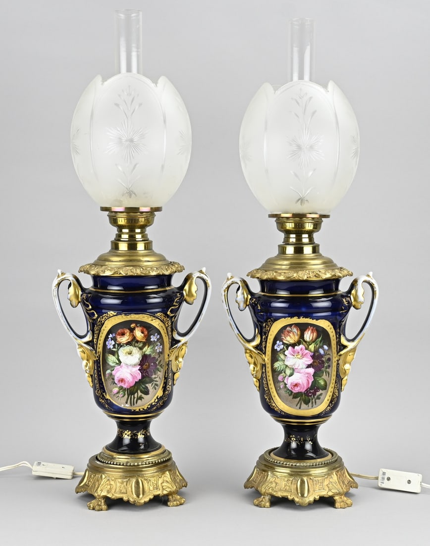 2x French kerosene lamp, H 68 cm.: Two antique oil lamps with brass frames and floral/gold decoration. France. Electrified. Dimensions: H 68 cm. In good condition.