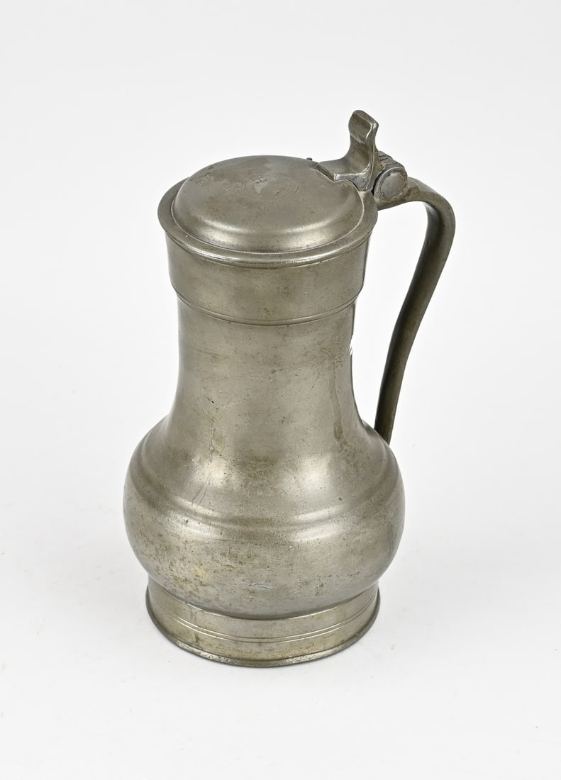 Pewter can (Rembrandt): Antique Dutch pewter Rembrandt jug with monogram HA With bottom mark. 18th century or older. Dimensions: H 23.5 cm. In good condition.