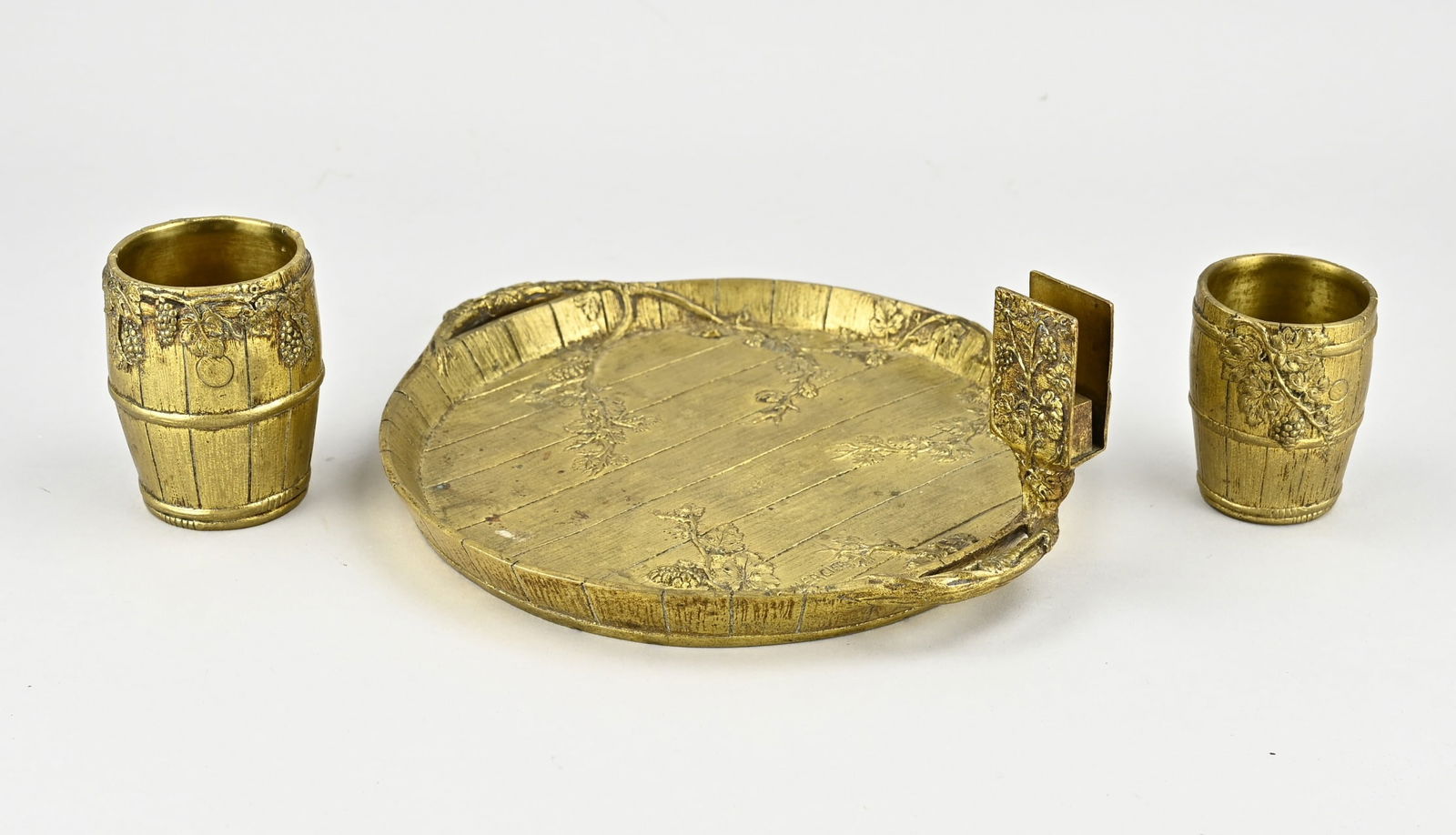 Gilded bronze table set, G. Mercier: Antique bronze gilded table set by G. Mercier. With grape decoration. Circa 1900. Size: 7,5 - Ø 25 cm. In good condition.