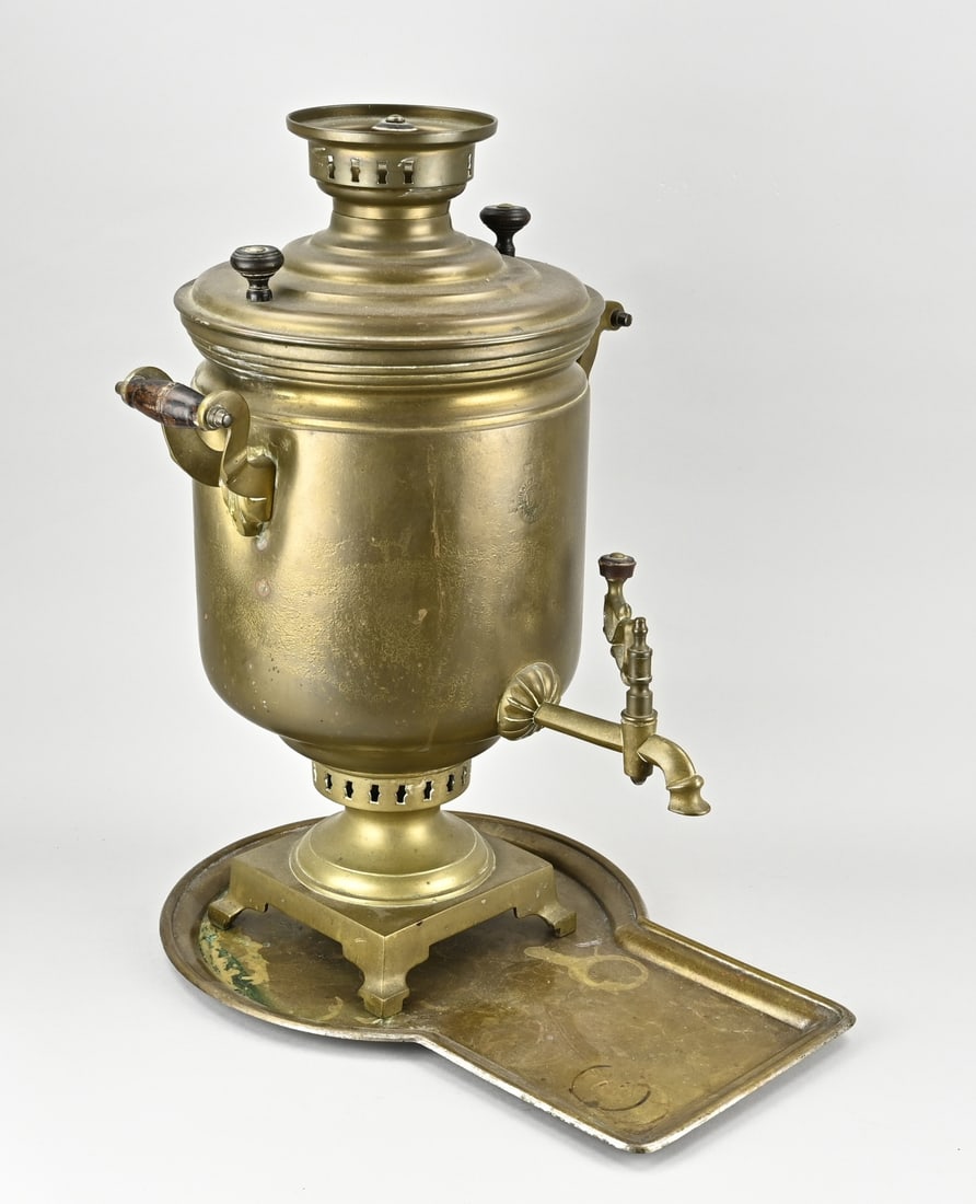 Russian samovar: Antique Russian samovar of brass, with drip tray. Marked. Dimensions: 61 x 50 x Ø 29 cm. In good condition.