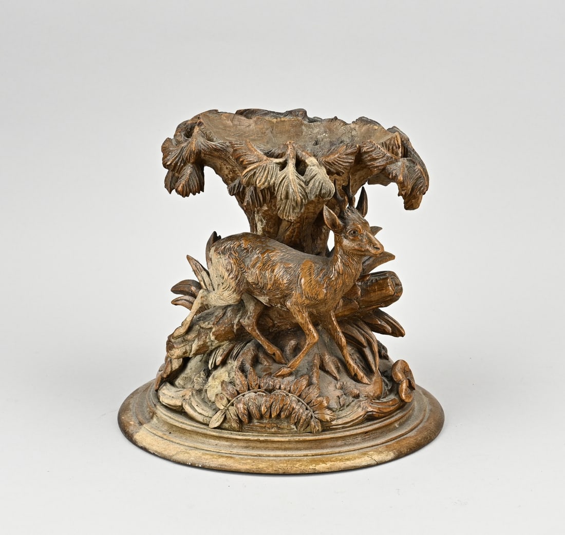 Black Forest carving, 1880: Antique Black Forest carving of walnut. Roebuck. Circa 1880. Dimensions: H 20 cm. In good condition.