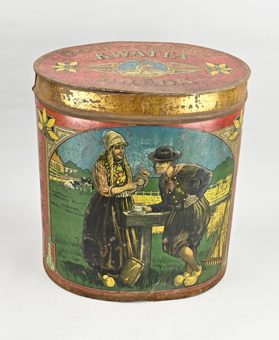 Original Kwatta grocery tin: Very large and rare Kwatta Cacao Breda grocery store tin with lithography. Circa 1900. Oxidation. Dimensions: 43 x 30.5 x 40 cm. In fair condition.