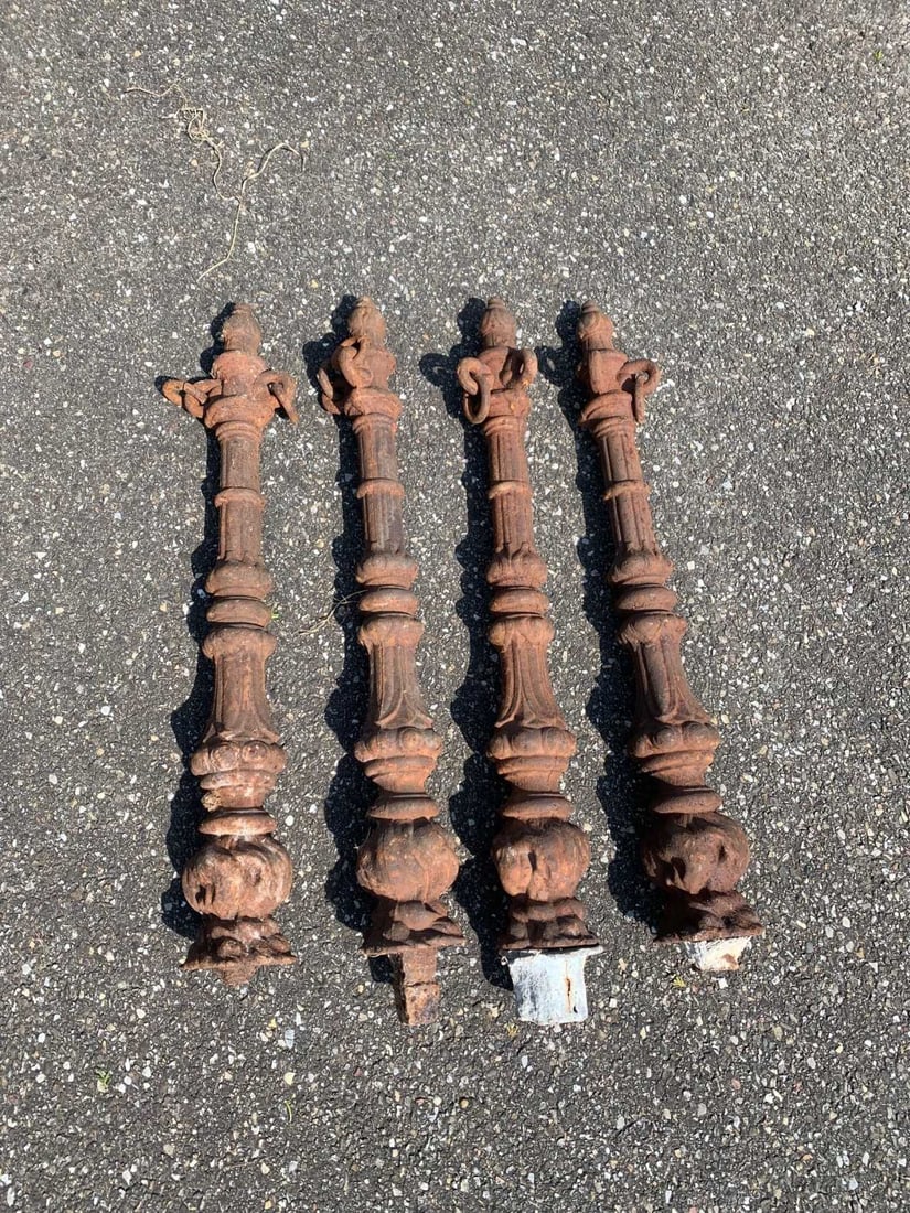 4x Grave/field columns with eternal flame: Four antique cast iron grave columns. France. These columns used to be on a grave. 19th century. Dimensions: 75 cm. In good condition.