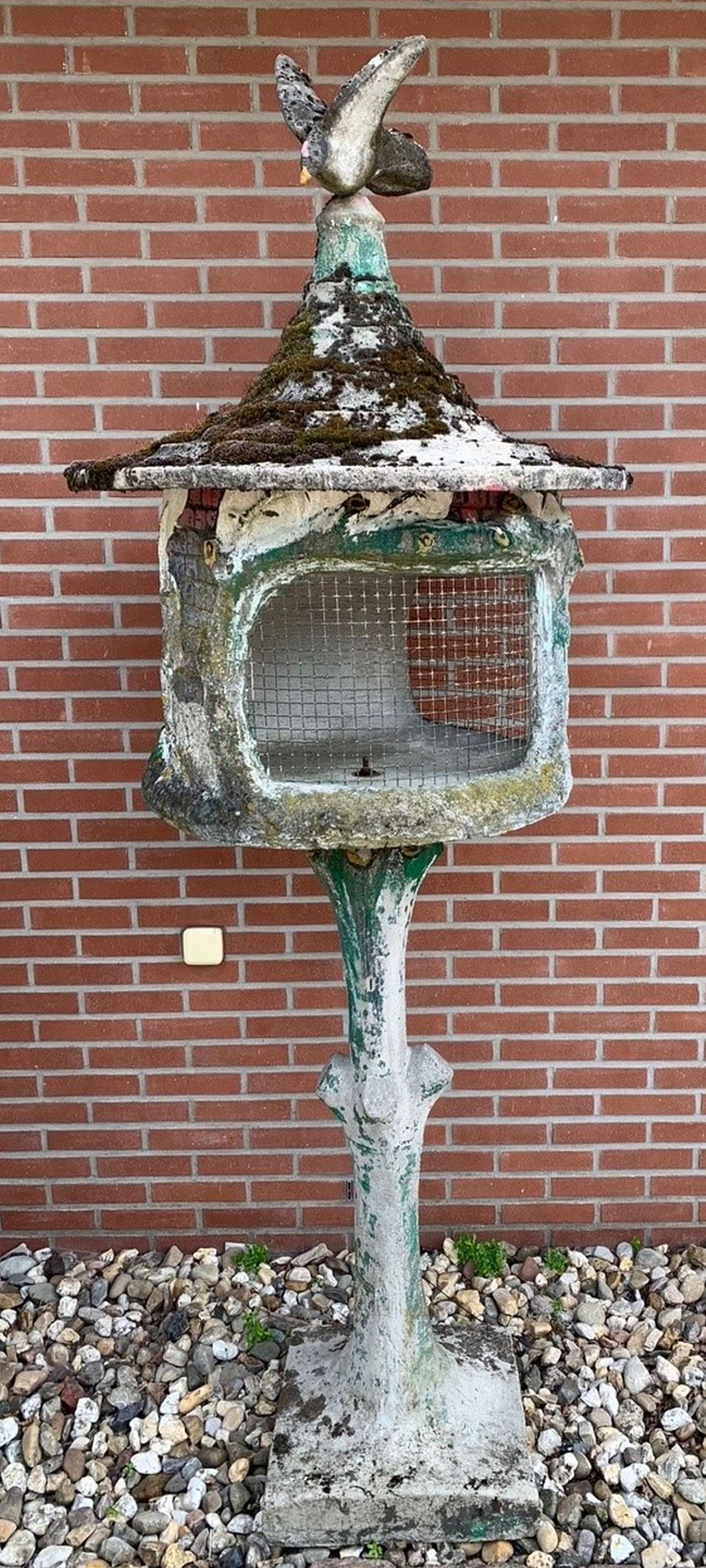 Antique dovecote: Antique dovecote, entirely standing on a base. Entirely still with original painting. Circa 1900. Base representing the trunk of a tree, on top of the roof with a dove. Dimensions: 240 x Ø 85 cm. In