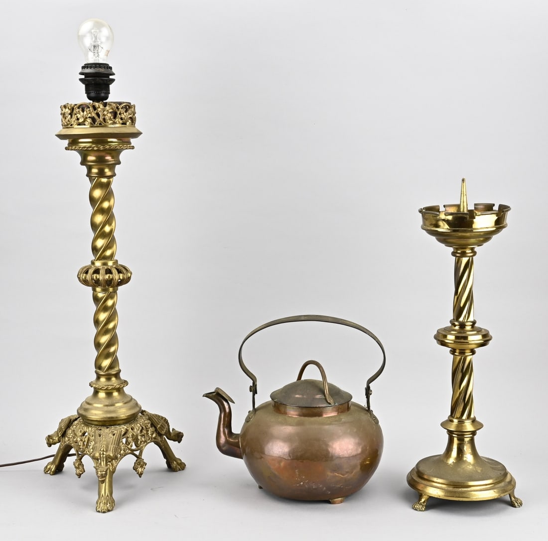 Candlesticks + kettle: Two antique church candlesticks of brass, neo-Gothic. Plus a copper kettle. 19th century. Dimensions: 51 - 73 cm. In good condition.