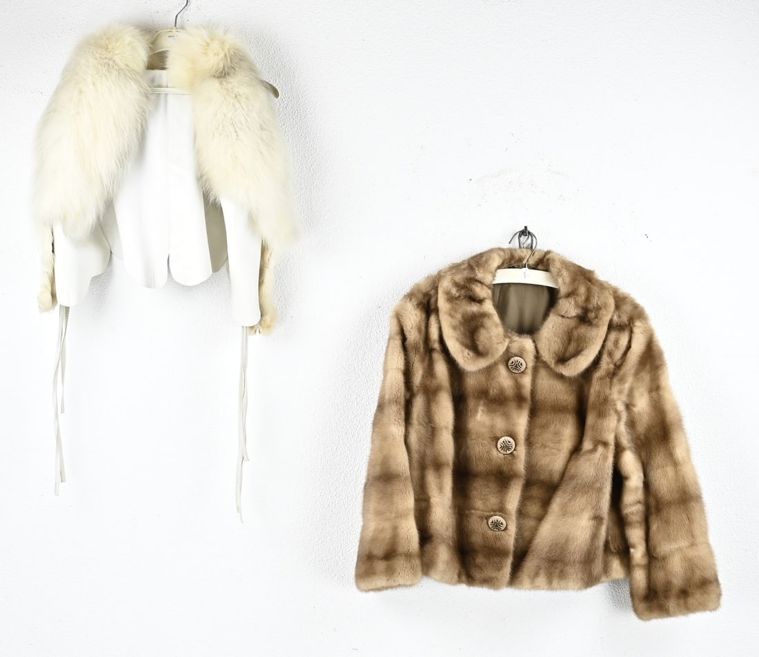 2x Fur coat (short): Two short ladies fur coats. Size: L 50 - 66 cm. In very good condition.
