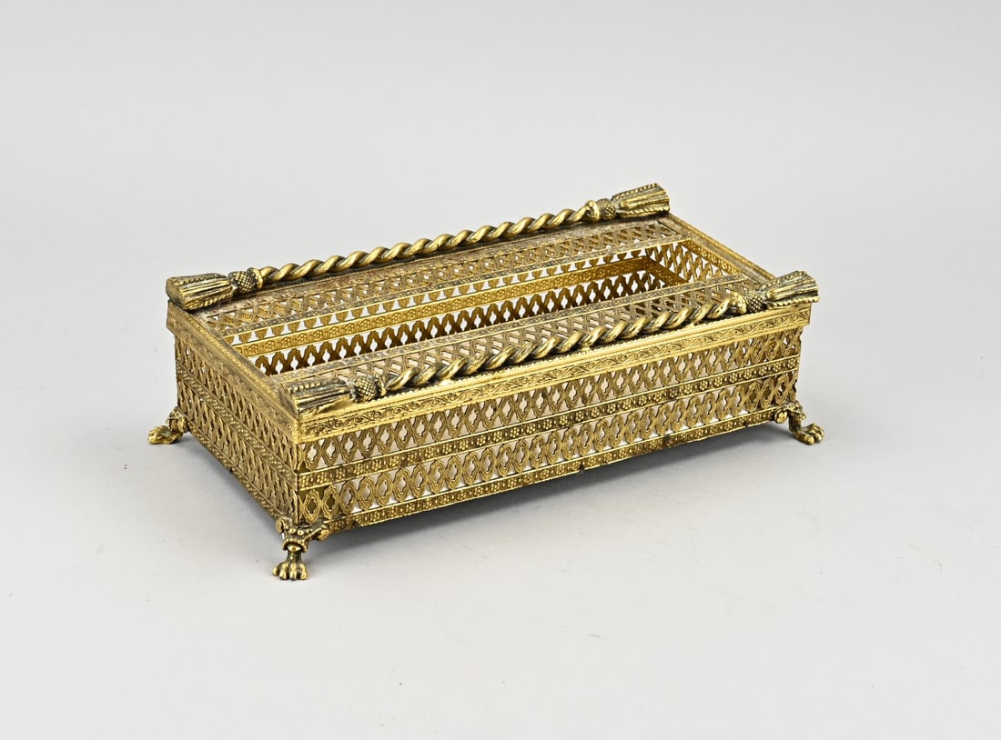 Brass napkin holder: Old/antique napkin holder of openwork brass with claw feet. 20th century. Dimensions: 8 x 26 x 14 cm. In good condition.