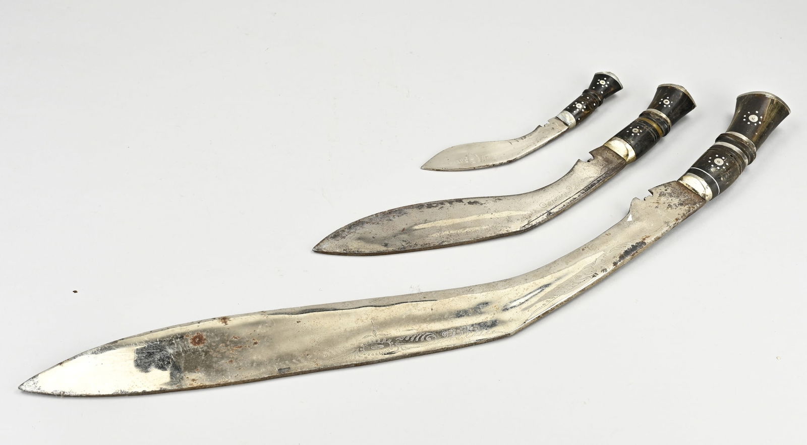3x Cutting knife (Gurkha): Three old Gurkha knives with hardwood + metal inlay. 20th century. Dimensions: L 24 - 76 cm. In good condition.