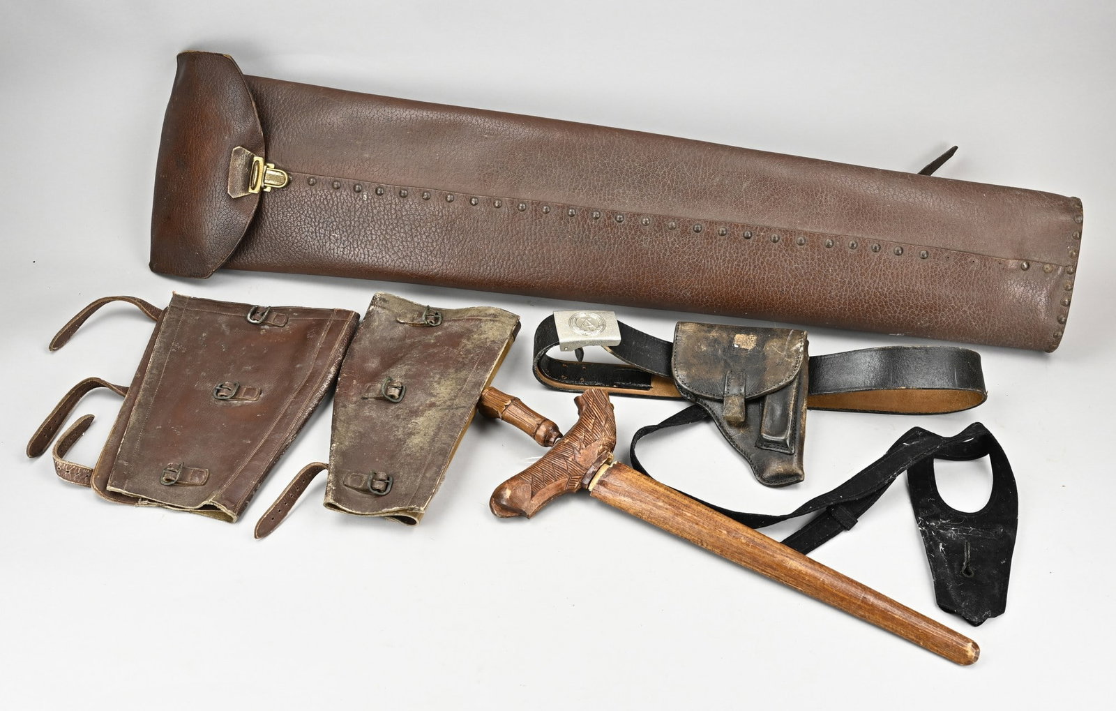 Lot of militaria: Lot of various militaria. Including; old kris, gun holder, pistol holders + two leather leg protectors. 20th century. Size: 20 - 98 cm. In good condition.