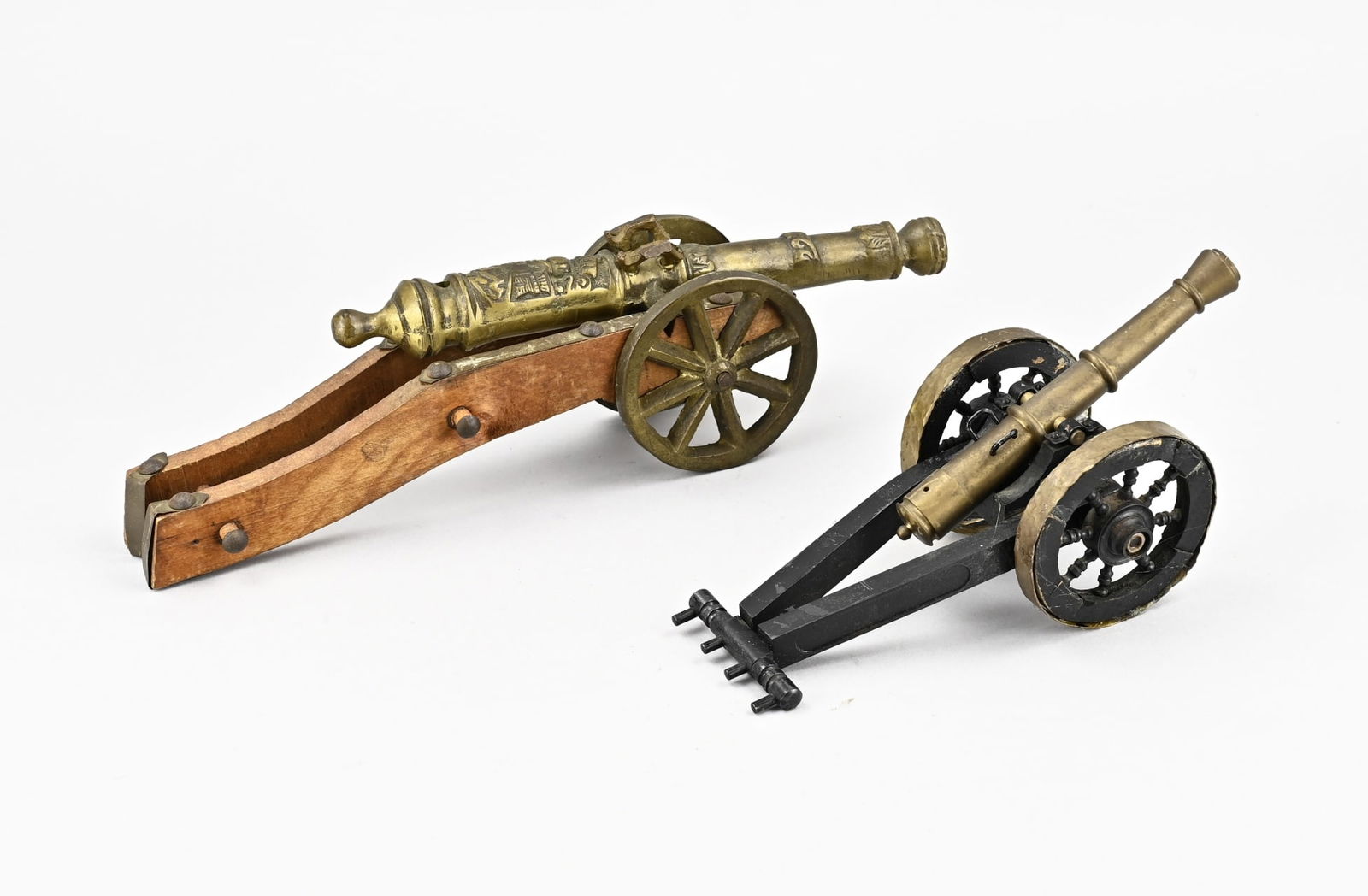 2x Old brass desk cannon: Two old/antique brass desk guns. 20th century. Size: 24 - 33 cm. In good condition.