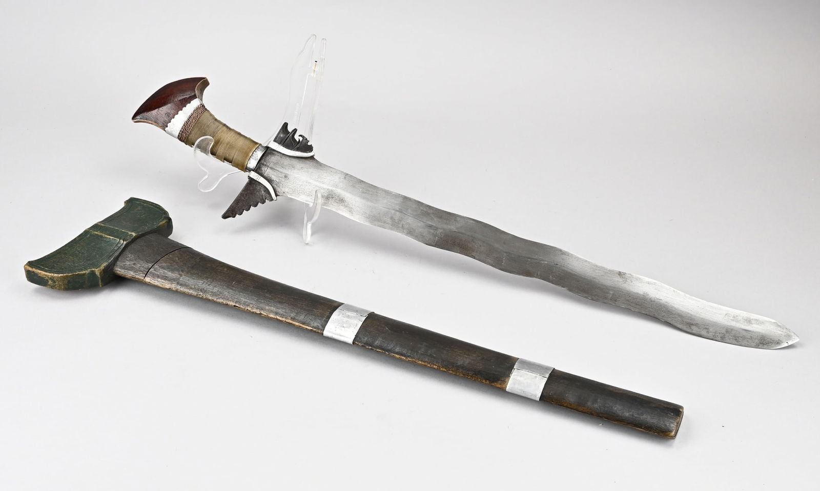 Kris (Moro kris), L 72 cm.: Antique Philippine kris, made of wood, various types of metal + handle covered with gut. Moro kris. 19th century. Size: 72 cm. In good condition.