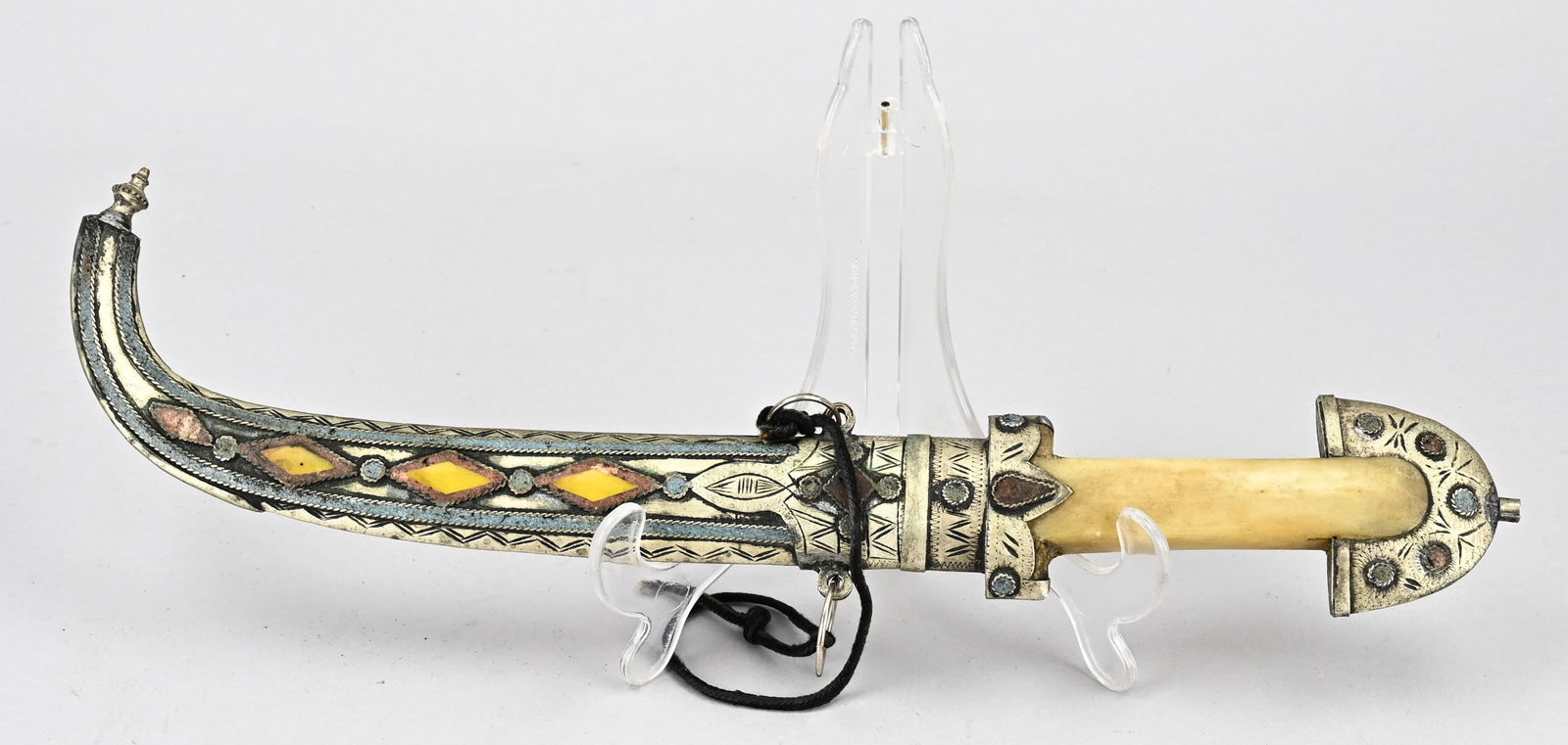 Moroccan Berber dagger, L 42 cm.: Old Moroccan Berber dagger with grip of horn + minerals. 20th century. Size: L 42 cm. In good condition.