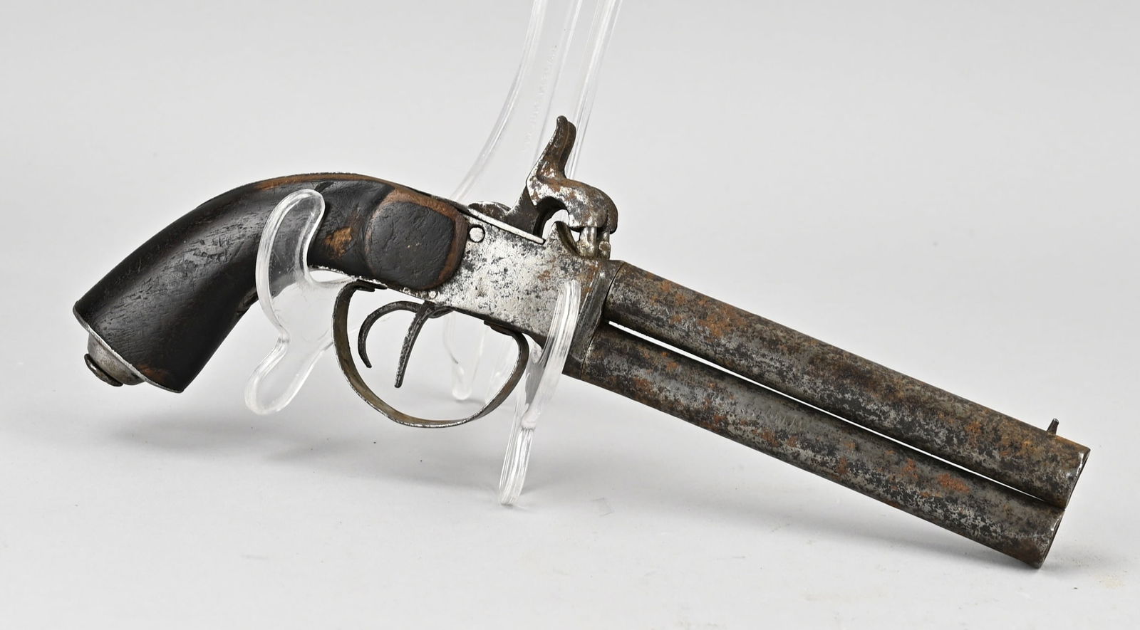 Double-barreled pinfire pistol, L 26 cm.: 19th century double barrel pinfire pistol with patina. Springs little tension. Dimensions: L 26 cm. In good condition.
