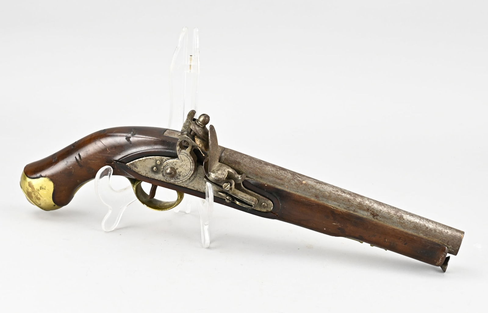 Naval pistol, L 39.5 cm.: Antique navy pistol. Flintlock. Circa 1800. With weapon engraving + letters GR. Spanveer does not stick. Dimensions: L 39.5 cm. In good condition.