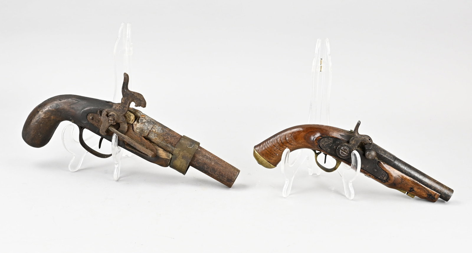 2x Antique pistol, 1800: Two antique pistols. Circa 1800. 1x Self-made? 1x Small pistol (strap piece missing). Size: L 23 - 26 cm. In reasonable/good condition.