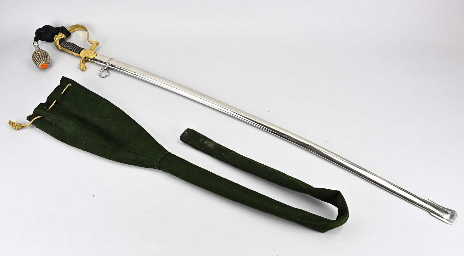 Lion head sabre, L 108.5 cm.: Dutch gilt bronze lion head sabre, iron mason blade. Officers walking sabre. Circa 1900 - 1930. Size: L 108.5 cm. In very good condition.