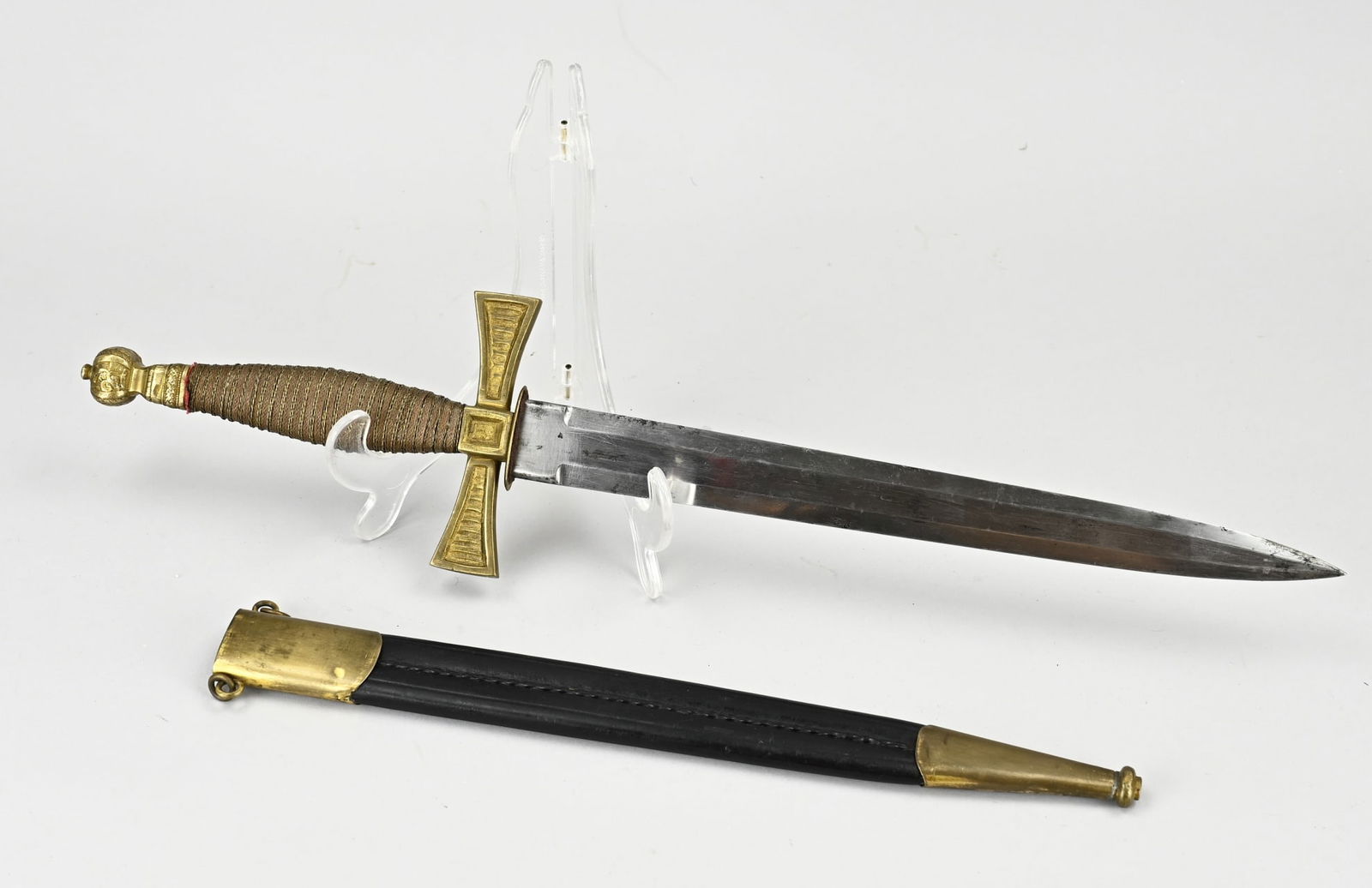 Antique dagger + leather sheath, L 49.5 cm.: Antique Dutch dagger by S. de Jager - Haarlem. With bronze handle + leather sheath. Dimensions: L 49.5 cm. In good condition.