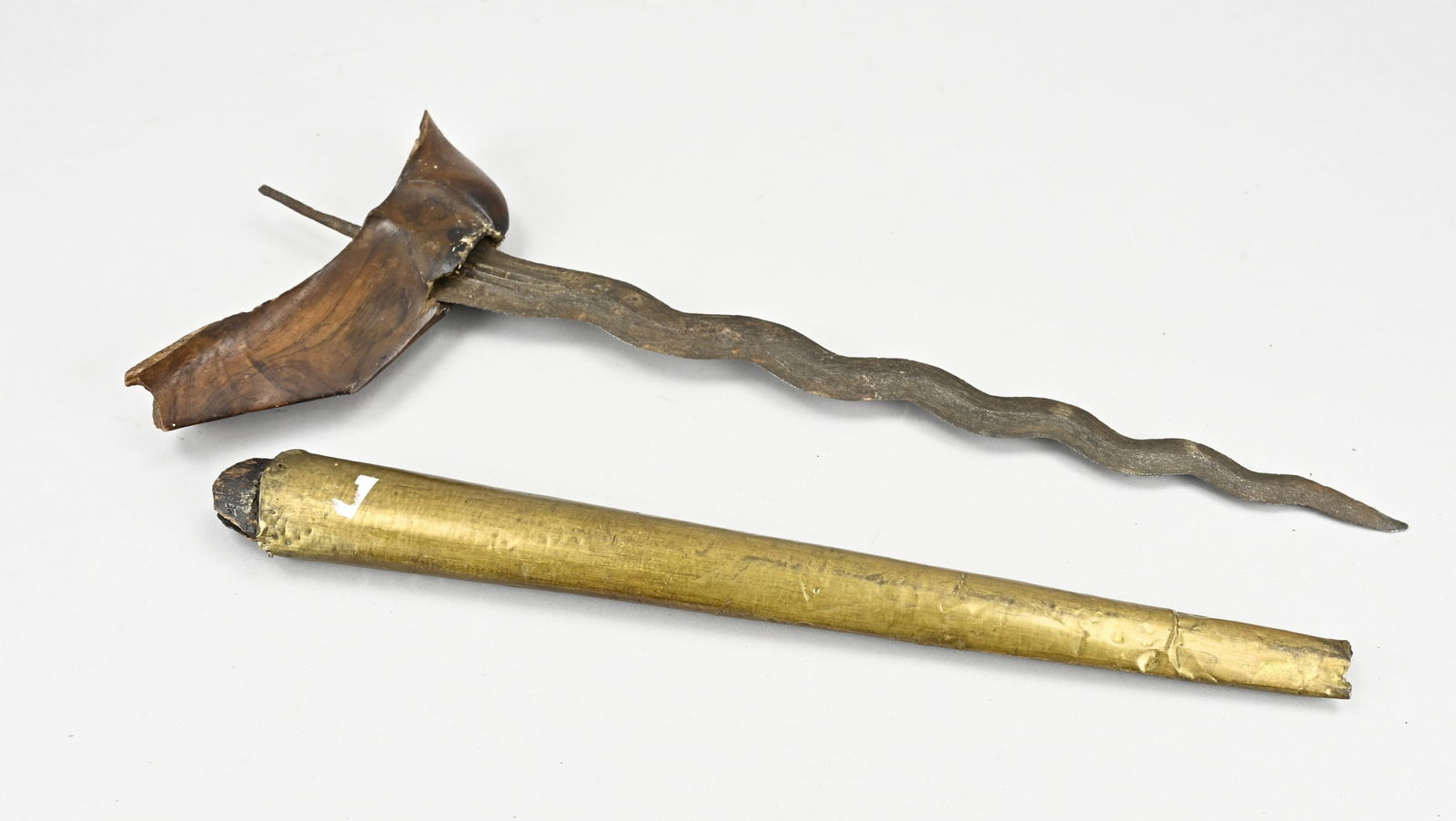 Madura kris: Indonesian Madura kris with brass worked scabbard, hilt missing. Dimensions: L 40 cm. In fair condition.