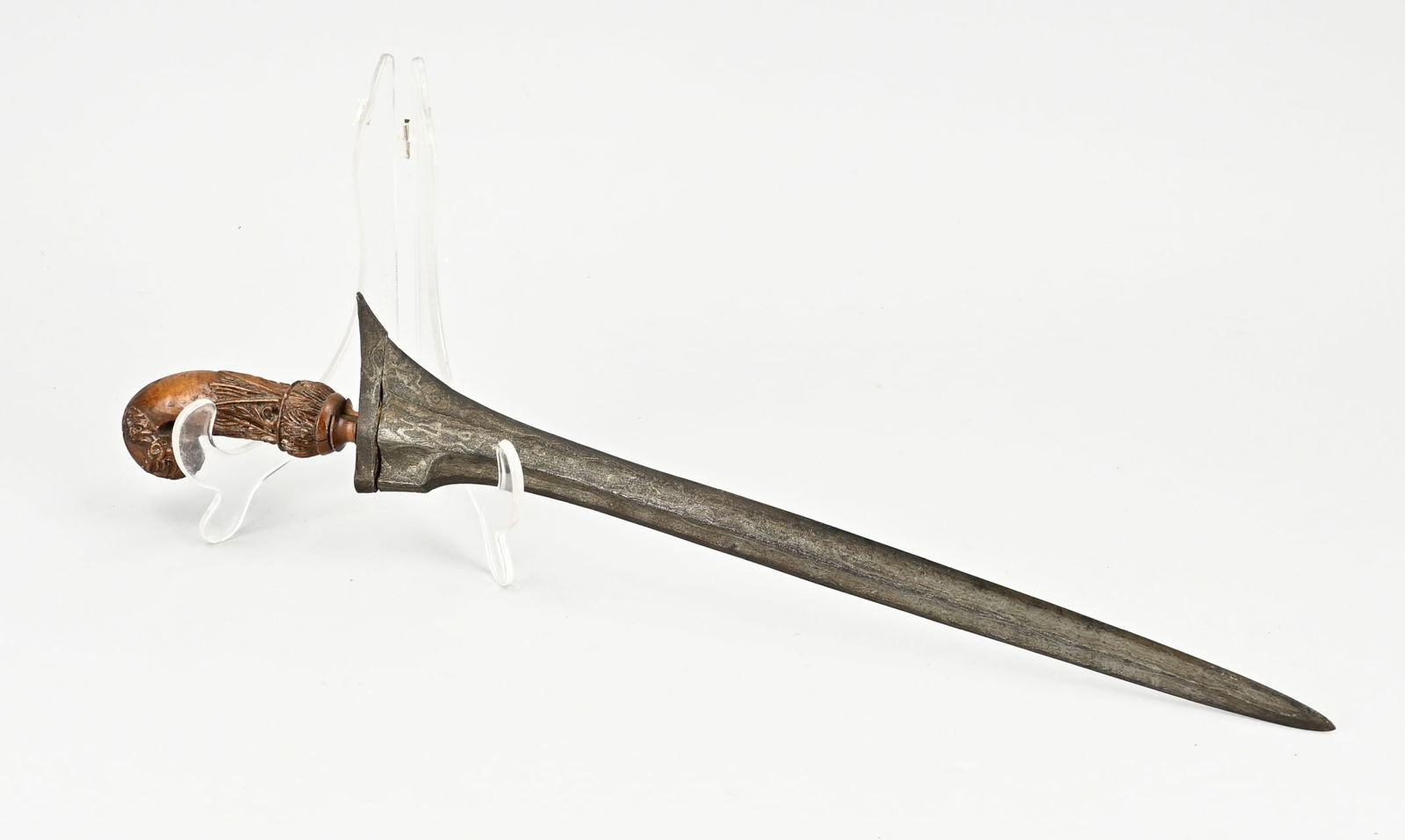 East Javanese kris, L 47 cm.: Antique East Javanese kris with carved hardwood handle. First half 20th century. Dimensions: L 47 cm. In good condition.